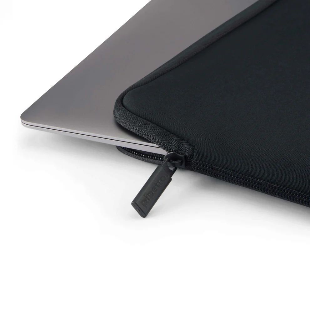 Pipetto Classic Fit Sleeve case for MacBook Pro 16 Black Pipetto Classic Fit Sleeve case for MacBook Pro 16 Black