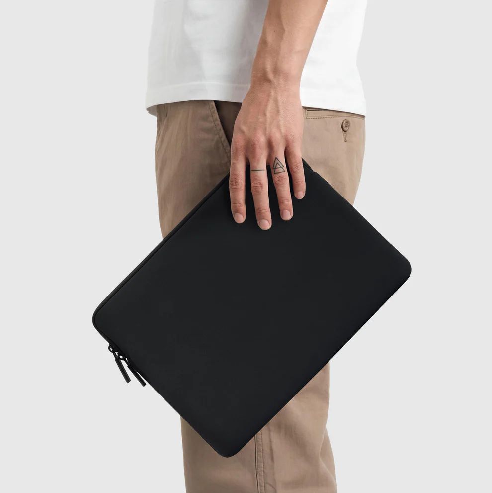 Pipetto Classic Fit Sleeve case for MacBook Pro 16 Black Pipetto Classic Fit Sleeve case for MacBook Pro 16 Black
