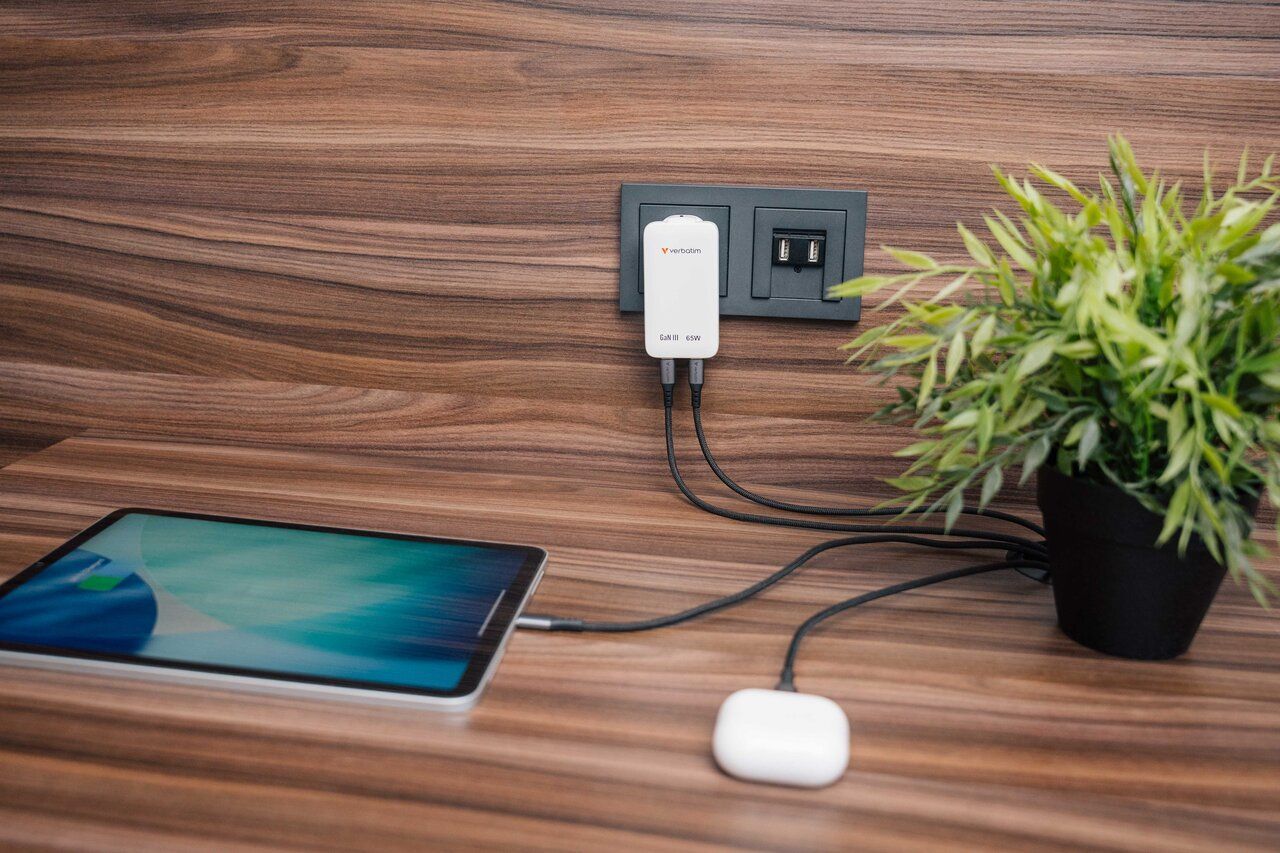 Verbatim Verbatim Slim GaN Charger 2 Port 65W (EU/UK/US) White Verbatim Verbatim Slim GaN Charger 2 Port 65W (EU/UK/US) White