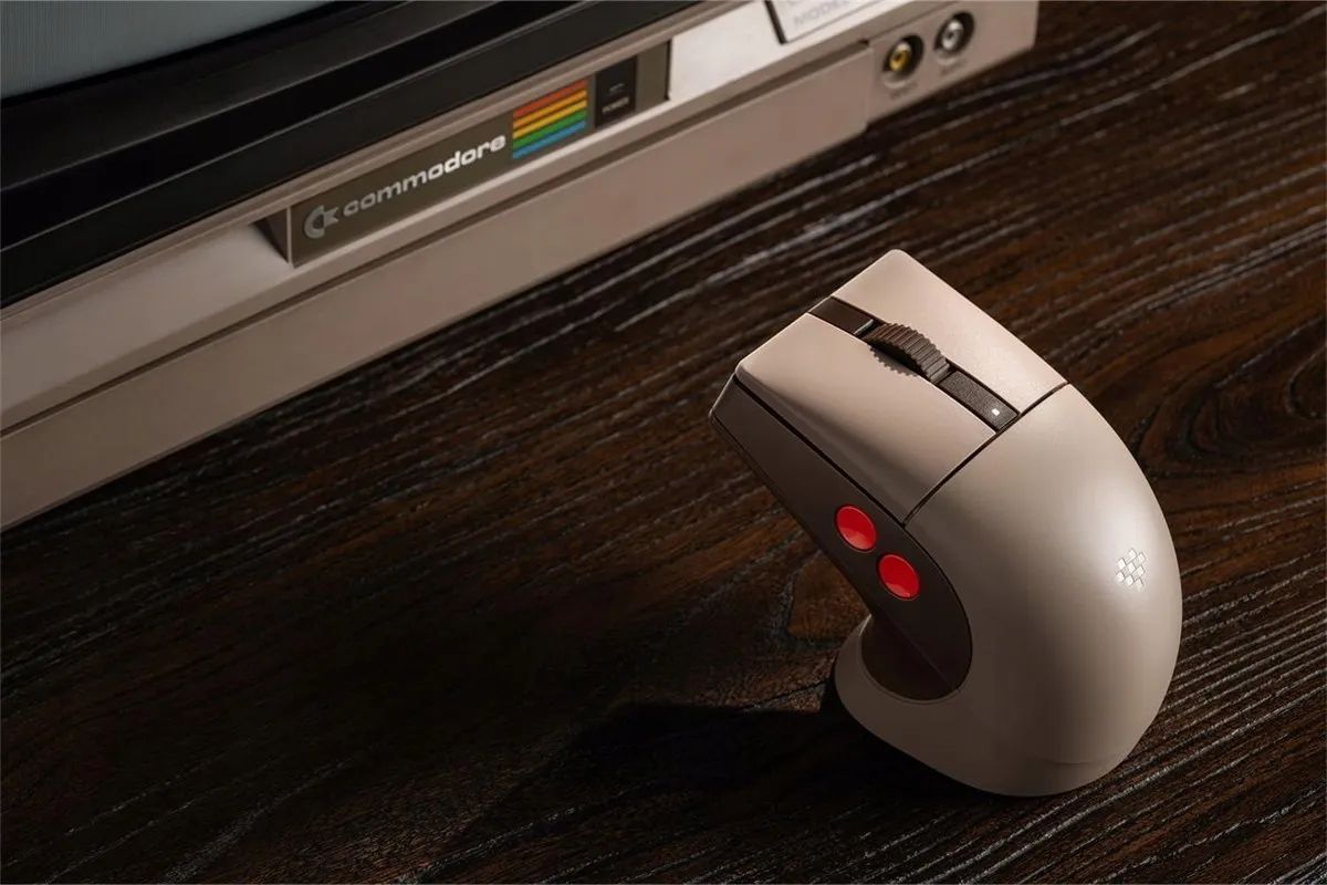 8BitDo Retro R8 Bluetooth Mouse C64 Edition 8BitDo Retro R8 Bluetooth Mouse C64 Edition